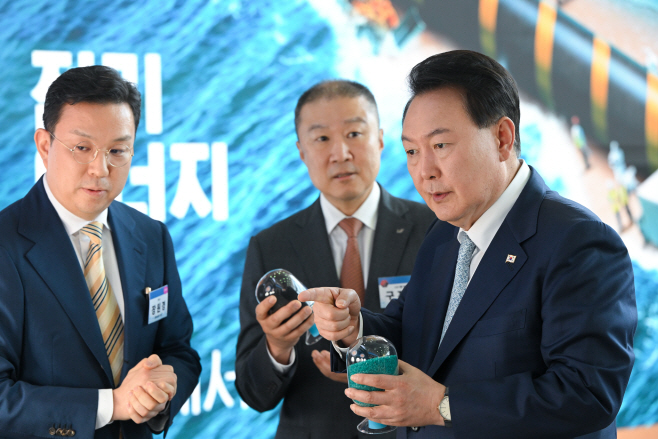 이차전지 전구체 설명 듣는 윤석열 대통령