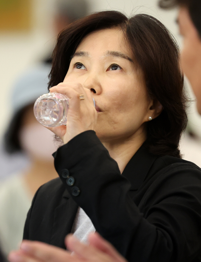 물 마시는 김은경 혁신위원장<YONHAP NO-4003>