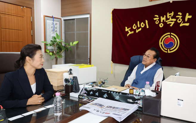 양이원영 의원, 대한노인회 사과 방문<YONHAP NO-4198>