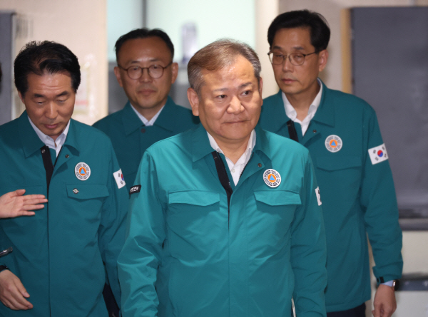 브리핑실 들어서는 이상민 장관<YONHAP NO-1564>
