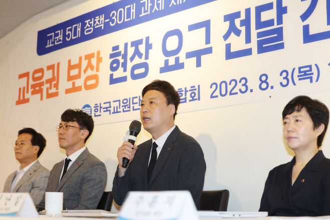 발언하는 정성국 한국교총 회장