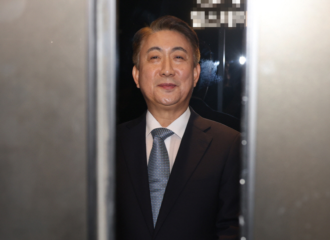 승강기에 오른 이동관 방송통신위원장 후보자