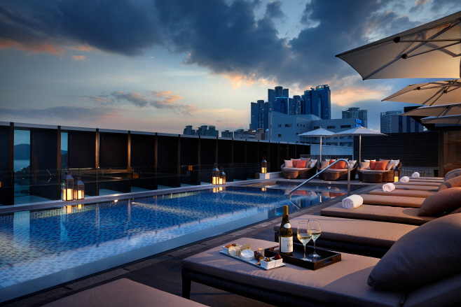 [보도자료 이미지]신라스테이 해운대 루프탑 수영장 전경