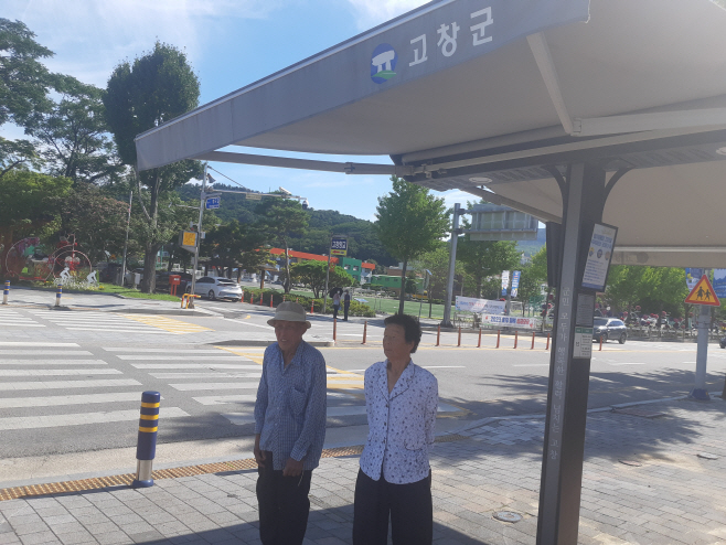 고창군 폭염대책 자료사진(횡단보도 대형그늘막)