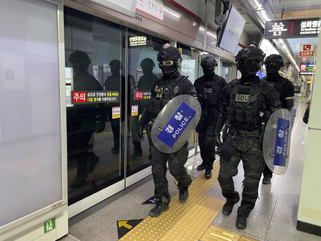 대구 도심에 나타난 경찰 특공대<YONHAP NO-1859>