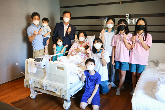 (사진)아홉번째 아이 출산 가정(1)