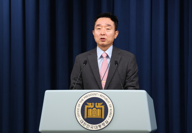 브리핑하는 이도운 대변인