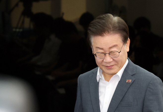 회의 참석하는 이재명 대표