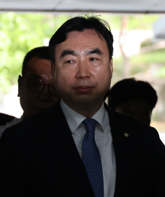 법원 출석하는 윤관석 의원