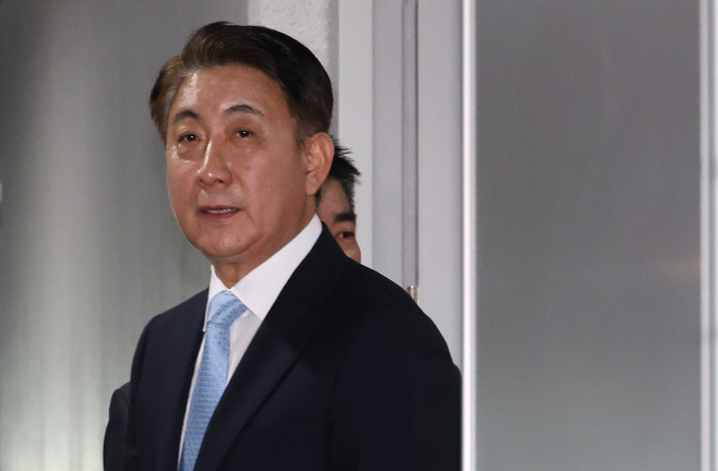 사무실 들어서는 이동관 후보자