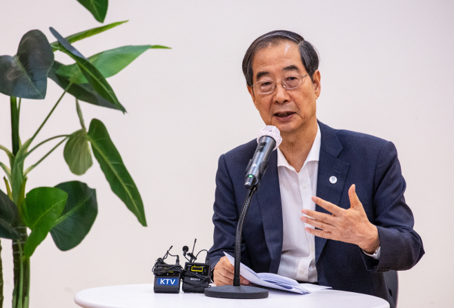 기자 간담회에서 발언하는 한덕수 국무총리