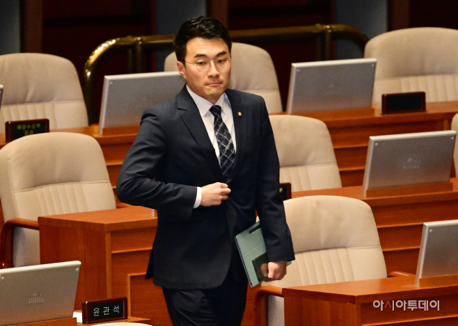 [포토] 국회 본회의 참석하는 김남국 무소속 의원