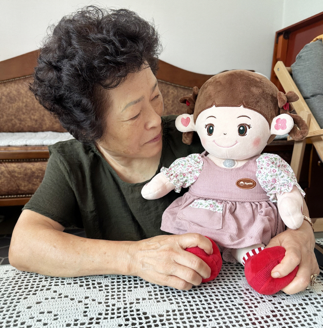 청송군, 홀로 사는 어르신에 AI돌봄로봇 지원)