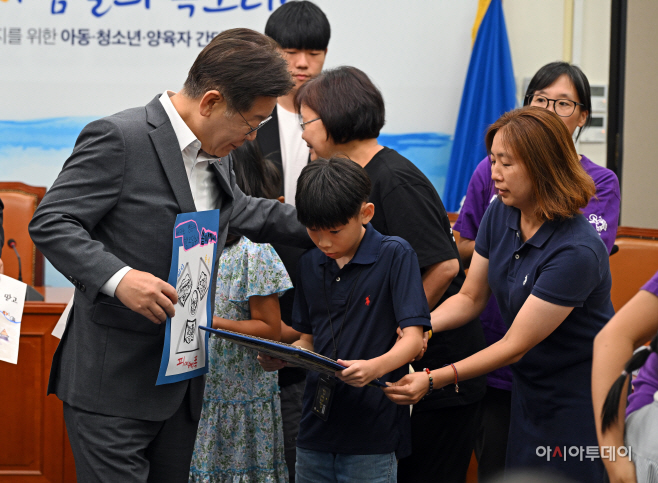 [포토] 어린이 활동가 격려하는 이재명 대표