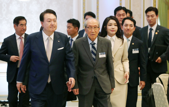 김영관 애국지사와 함께 입장하는 윤석열 대통령 내외