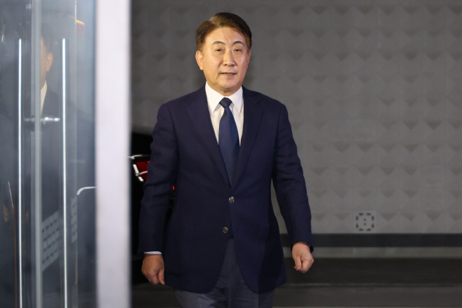 인사청문 준비 사무실로 들어가는 이동관 후보자