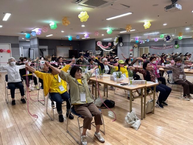 중구0810-(지역보건) 실내체육활동 중인 어르신