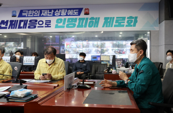 이강덕 포항시장이 10일 오전 6시 포항시 재난안전상황실에서