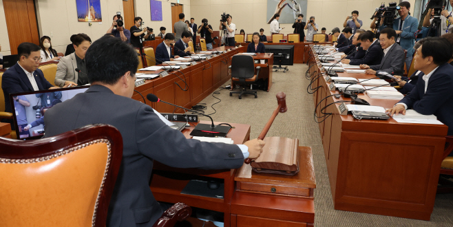 의사봉 두드리는 장제원 과방위원장