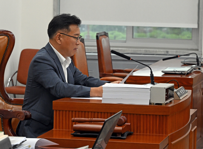 [포토] 자료 살펴보는 이양수 윤리특위 소위원장