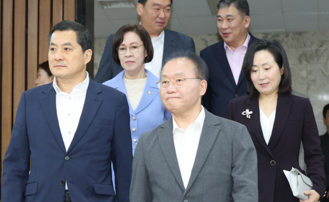 원내대책회의 참석하는 윤재옥 원내대