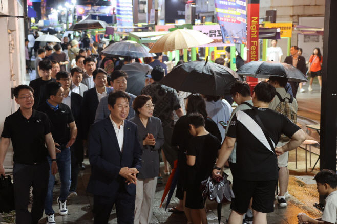 지난 12일 개장식이 열린 '포항 중앙상가 야시장'에 구름 인파