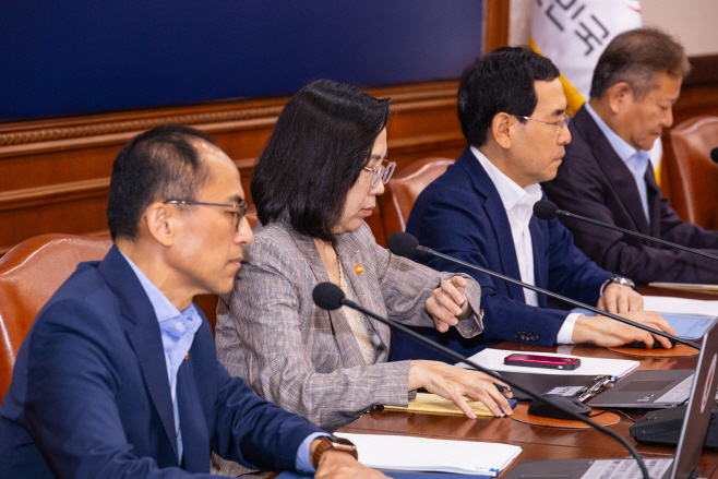 국무회의 시작 기다리는 김현수 여가부 장관<YONHAP NO-1867>