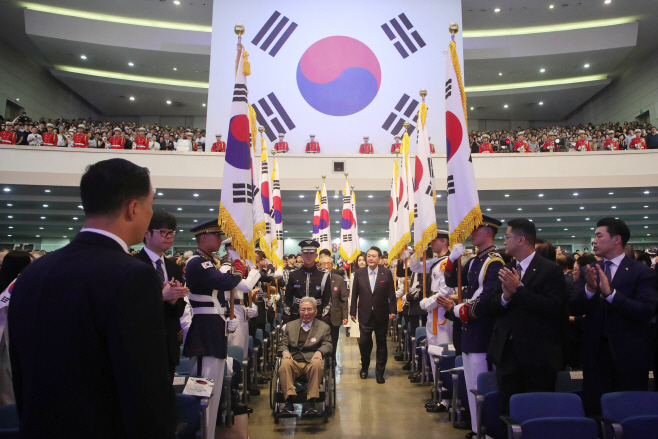 애국지사와 함께 입장하는 윤석열 대통령