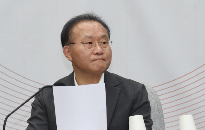 원내대책회의 참석한 윤재옥 원내대표