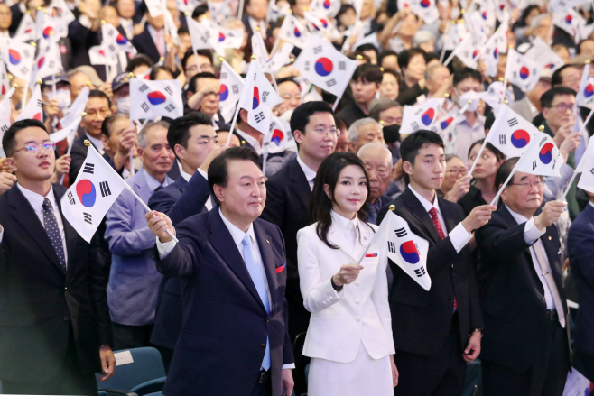 광복절 경축 태극기 흔드는 윤석열 대통령