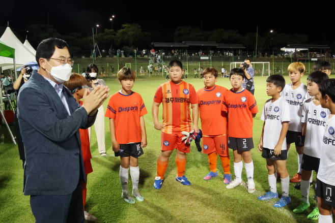 주낙영 시장이 14일 축구공원 3구장에서 경기 중인 중국 양저우