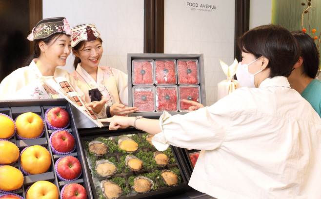 [사진_Main] 고객이 롯데백화점 추석 선물 상품을 고르는 모습