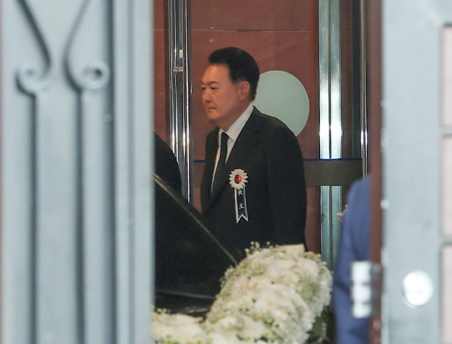 장례식장 나서는 윤석열 대통령