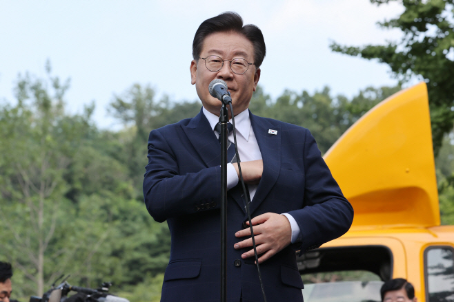 서울중앙지검에 도착한 민주당 이재명 대표<YONHAP NO-2148>