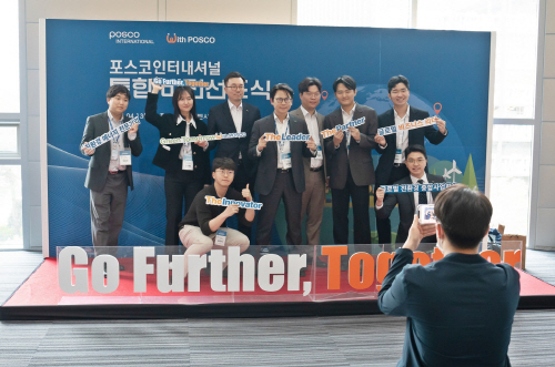 지난 4월 통합 비전선포식 사전이벤트에 참여 중인 직원들