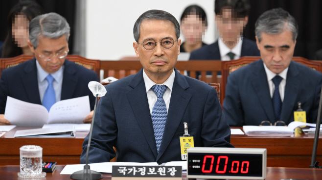 회의 시작 기다리는 김규현 국정원장