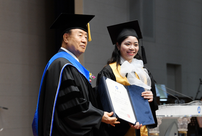 2. 백석대학교 2022학년도 후기 학위수여식_쩐티산 씨 (1)