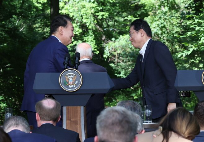 공동기자회견 마치고 악수하는 한일 정상