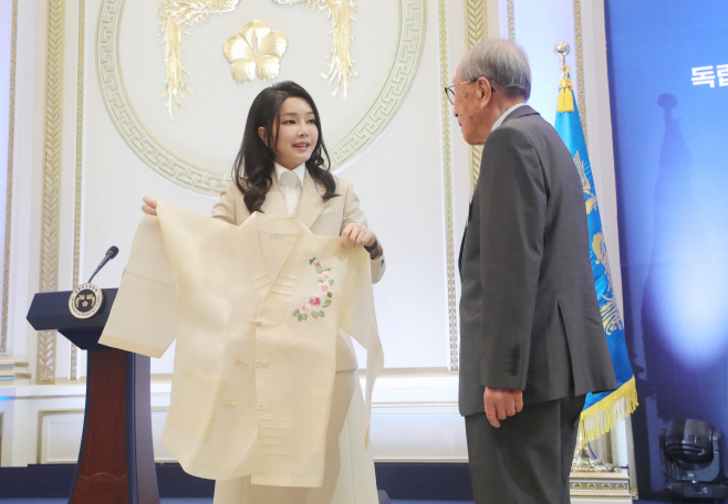 한산모시 적삼 선물하는 김건희 여사