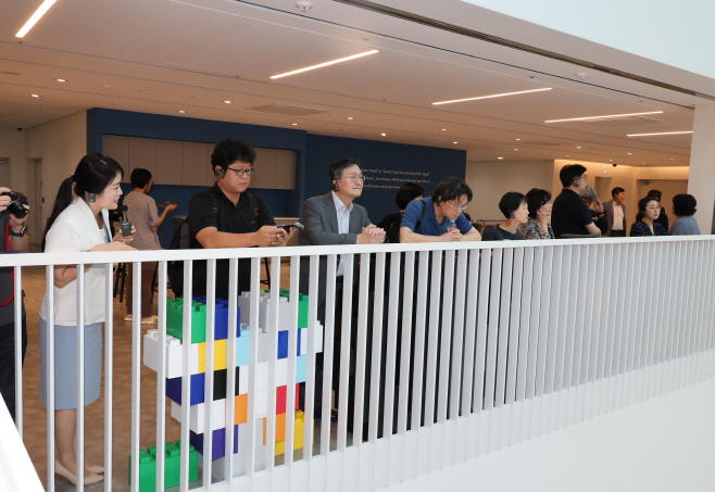 서울대학교 유홍림 총장이 포항 벤처밸리를 둘러보고 산학연 협