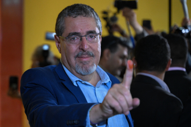 과테말라 대선 승리한 '친중좌파' 아레발로 후보