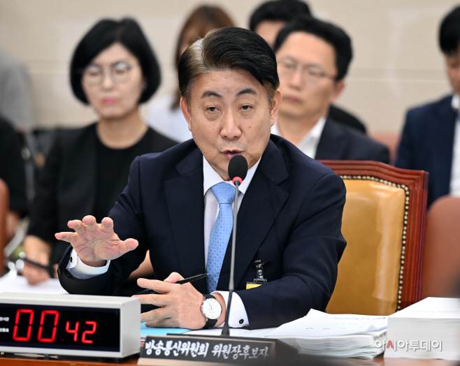 [포토] 답변하는 이동관 후보자