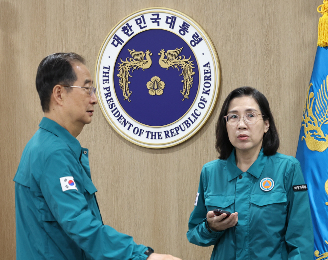 한덕수 국무총리와 대화하는 김현숙 여가부 장관