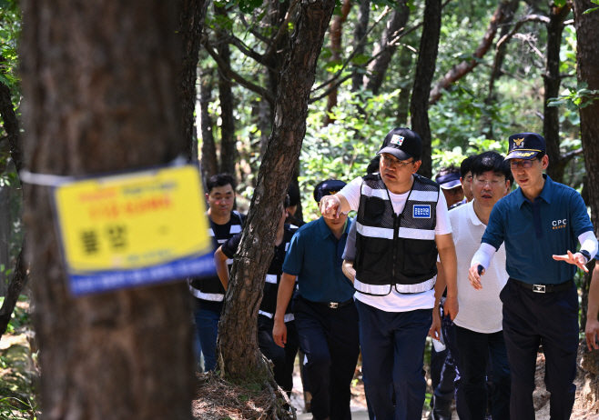[포토] 불암산 둘레길 안전 살피는 오승록 노원구청장