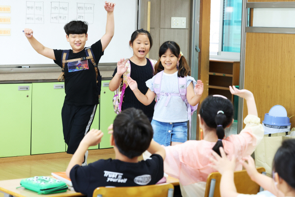 오랜만에 만난 친구와 반가운 인사<YONHAP NO-2722>