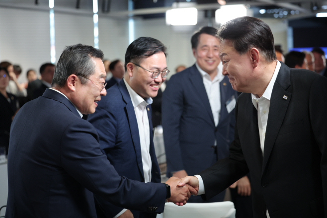 인사하는 윤석열 대통령과 구자열 무역협회장