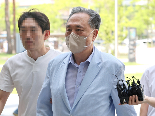 동부지법 들어서는 박차훈 새마을금고 회장