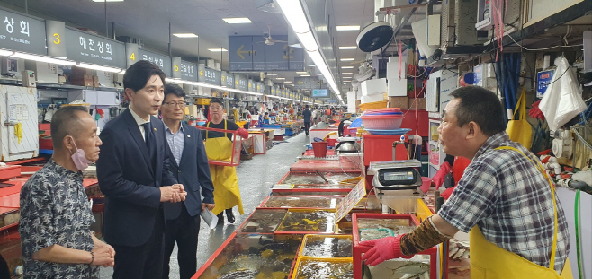 자갈치시장 현장점검(해수부 차관) 사진01