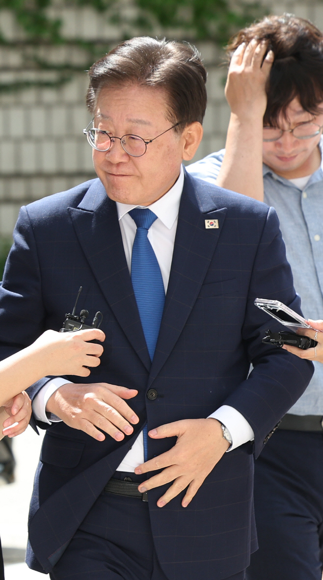 법정 향하는 이재명<YONHAP NO-3117>