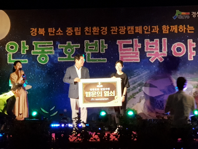 김성조 사장이 행운권 시상을 하고있다